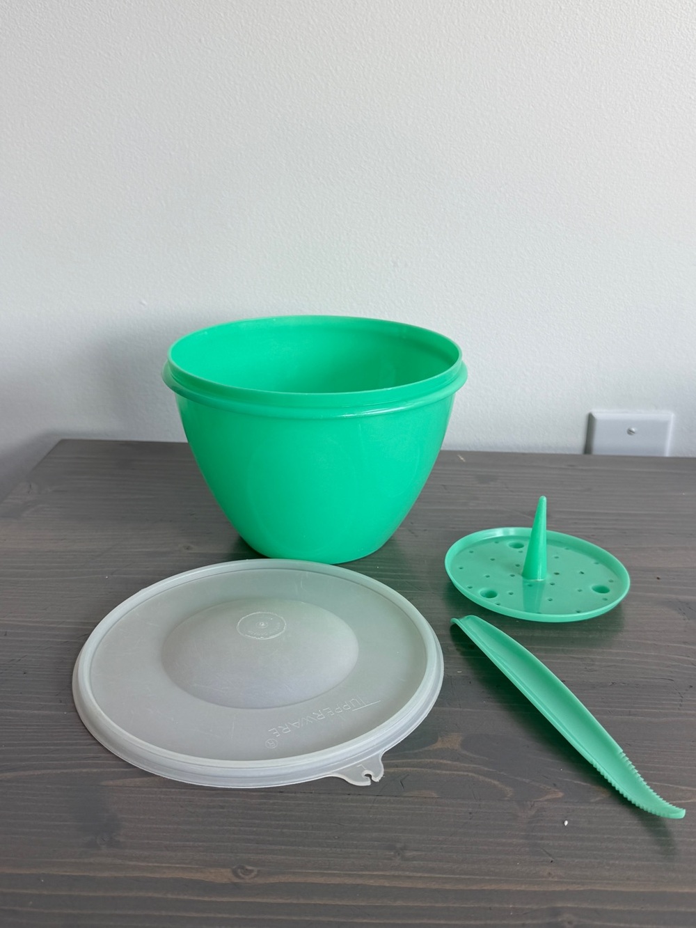 Vintage Tupperware dome lid Crisp it container with peg & corer
